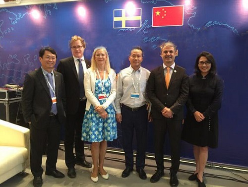 新華網(wǎng)采訪能源部長會議，赫茲曼被譽(yù)為“中瑞合作典范”